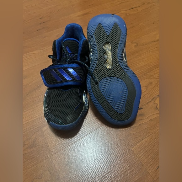 BIG BOYS ADIDAS SHOES SIZE: 4 - Picture 3 of 4